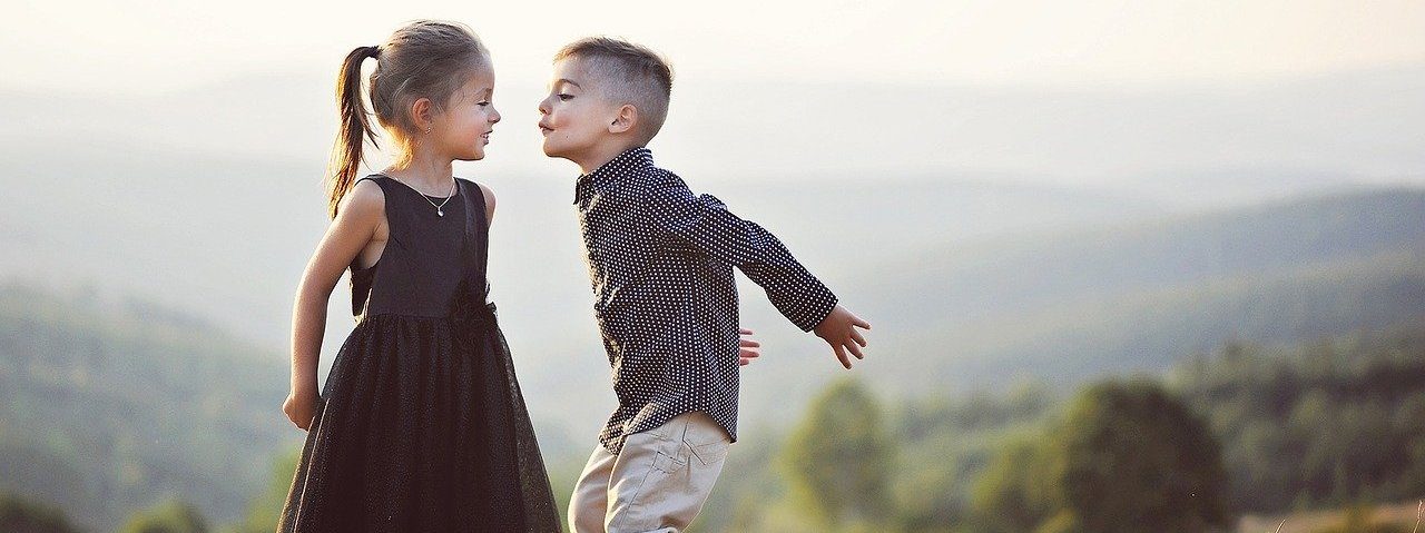 Kinder auf einer Wiese